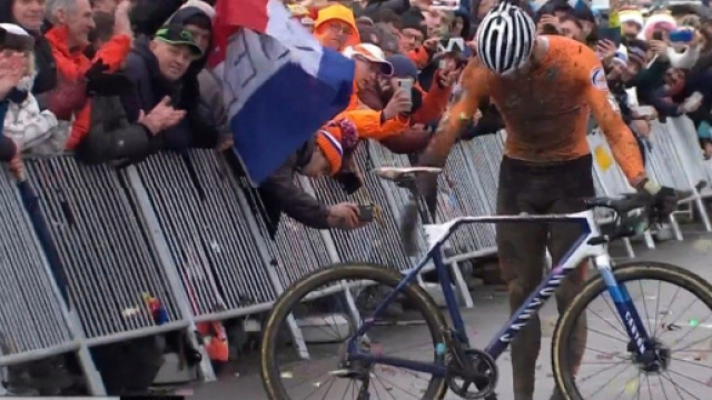 Mathieu Van der Poel, la vittoria ai Mondiali di ciclocross.