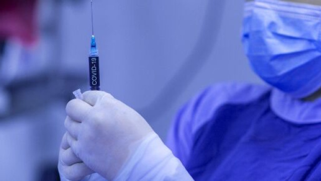 Gran Bretagna: stop al vaccino per chi ha riscontrato reazioni allergiche in passato.
