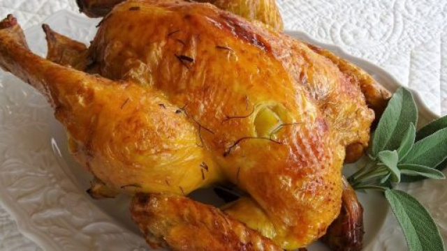Pollo al forno in salsa delicata, un'idea originale da portate in tavola per le feste.