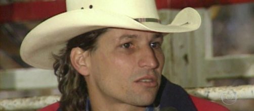 Microfone sem fio, drogas e fama: a vida do locutor Asa Branca. (Reprodu&ccedil;&atilde;o/TV Globo)