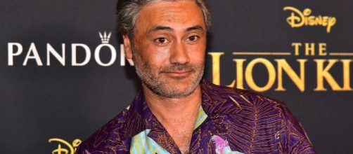 V&iacute;deo mostra Taika Waititi, de 'Jojo Rabbit', escondendo o Oscar embaixo de uma poltrona. (Arquivo Blasting News)
