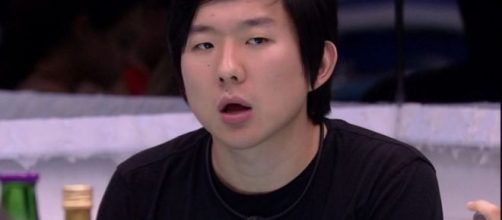 Comiss&aacute;ria de bordo acusa, em v&iacute;deo, ter sido chantageada por Pyong. (Reprodu&ccedil;&atilde;o/TV Globo)