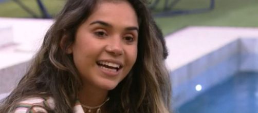 Gizelly conversa com Manu na &aacute;rea externa. (Reprodu&ccedil;&atilde;o/TV Globo)