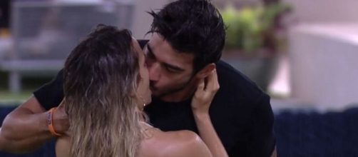 Guilherme Napolitano e Gabi Martins se reconciliam com beijo apaixonado sob a chuva no jardim do "BBB20". (Reprodu&ccedil;&atilde;o/TV Globo)