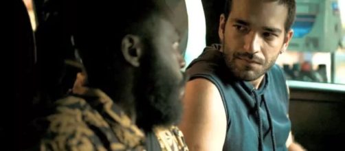 Marconi (Douglas Silva) cobra Sandro (Humberto Carr&atilde;o) em 'Amor de M&atilde;e'. (Reprodu&ccedil;&atilde;o/TV Globo)