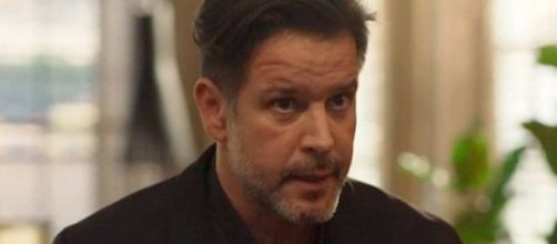 Raul (Murilo Ben&iacute;cio) agir&aacute; sem que Sandro (Humberto Carr&atilde;o) saiba para salvar a pele dele em "Amor de M&atilde;e". (Reprodu&ccedil;&atilde;o/TV Globo)