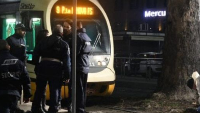 I rilievi sul luogo dell'incidente nei pressi della fermata del tram di piazzale Oberdan
