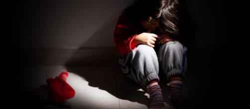 Para salvar a m&atilde;e e o irm&atilde;o, menino mata padrasto. (Arquivo Blasting News)