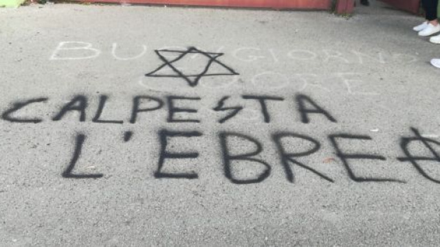 Scritte antisemite a Pomezia davanti a due scuole.