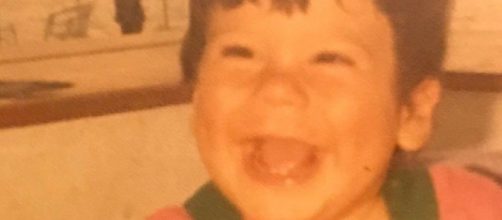 Can Yaman de peque&ntilde;o, muy sonriente