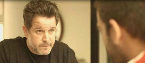 Em 'Amor de M&atilde;e', Raul ter&aacute; conversa s&eacute;ria com Sandro. (Reprodu&ccedil;&atilde;o/TV Globo)