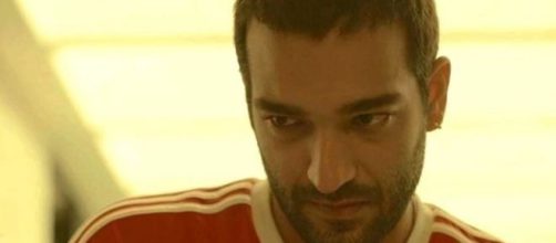 Sandro leva tiro para proteger irm&atilde;o. (Reprodu&ccedil;&atilde;o/TV Globo)