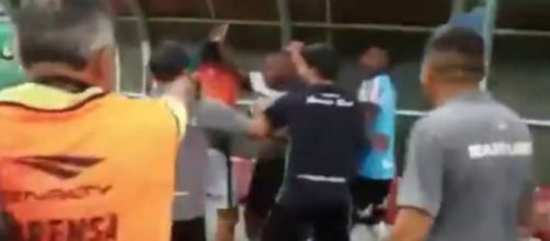 Sass&aacute; &eacute; provocado com 'sarrada no ar' e tenta agredir goleiro do Manaus FC. (Reprodu&ccedil;&atilde;o)