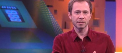 Tiago Leifert no comando do 'BBB20' na quinta-feira (13): o apresentador explicou din&acirc;mica da semana. (Reprodu&ccedil;&atilde;o/TV Globo)