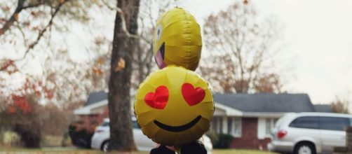 Bitmoji &ndash; a review of this new app (Photo by Mason Jones on Unsplash)