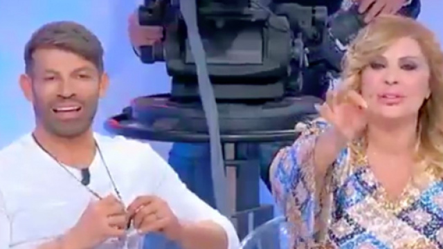 Uomini e Donne registrazione 15 febbraio: Barbara da del 'mantenuto' a Sperti su Ig, lui ha le prove