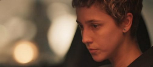 Amanda vai jogar o carro contra o poste para acabar com seu inimigo em 'Amor de M&atilde;e'. (Reprodu&ccedil;&atilde;o/TV Globo)