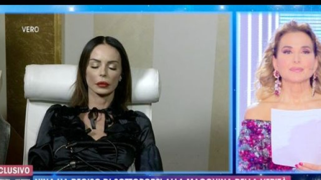 Live Non &egrave; la D'urso, Nina Moric alla macchina della verit&agrave; in uno strano stato di trance