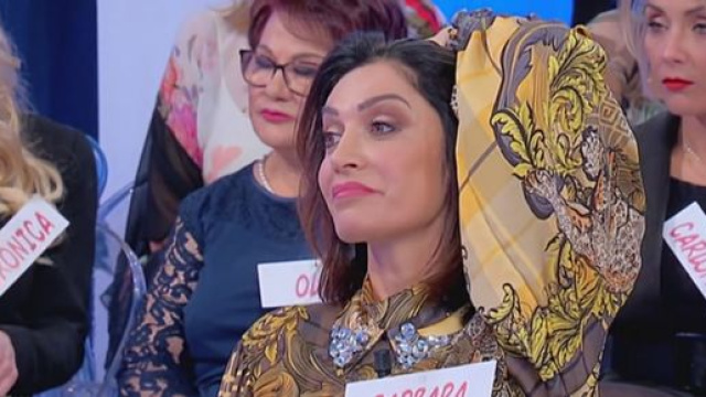 Uomini e donne barbara in lacrime