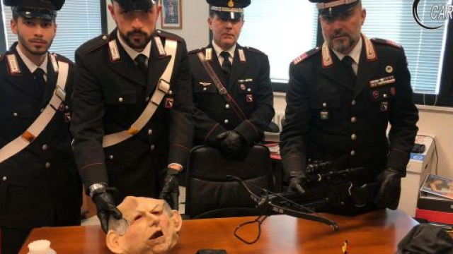 Indossa la maschera di Bertinotti e perseguita il vicino anche col lancio di frecce
