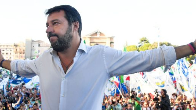 Mariano Comense, don Alberto accusato di diffamazione da Salvini.