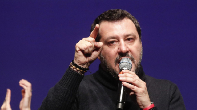 Salvini affronta in modo confuso il tema dell'aborto al Congresso dell'Eur a Roma.
