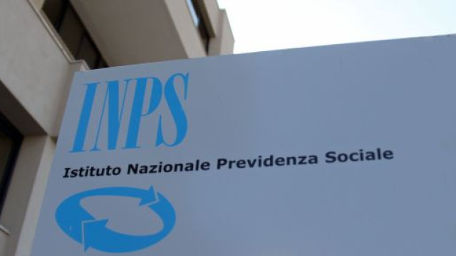 TORINO, SENZA LAVORO SI DA' FUOCO DAVANTI ALL'INPS | Il Nuovo Tribuno - ilnuovotribuno.it