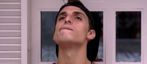 Felipe Prior fica pensativo no quarto vila ap&oacute;s a sa&iacute;da de Lucas Gallina do 'BBB20'. (Reprodu&ccedil;&atilde;o/TV Globo)