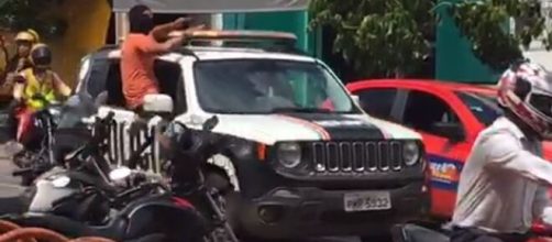 Homem encapuzado manda comerciantes baixarem as portas em Sobral. (Reprodu&ccedil;&atilde;o)