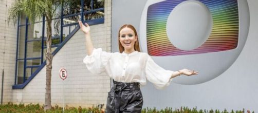 Larissa Manoela posa com o logo da TV Globo ao fundo. (Reprodu&ccedil;&atilde;o Instagram/@larissamanoela)