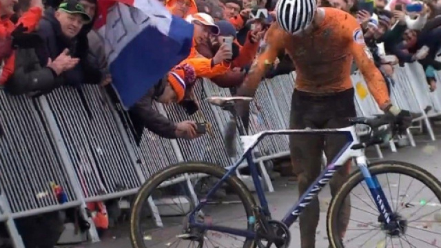 L'arrivo vincente di Mathieu Van der Poel