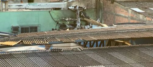 Avi&atilde;o cai em dep&oacute;sito e deixa um morto e um ferido em Guarapari, no Esp&iacute;rito Santo. (Reprodu&ccedil;&atilde;o/ TV Gazeta)