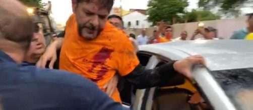 Cid Gomes &eacute; socorrido ap&oacute;s ser baleado. (Reprodu&ccedil;&atilde;o).