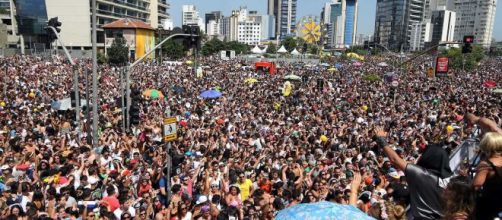 Devido a aglomera&ccedil;&atilde;o de pessoas nos blocos, &eacute; preciso redobrar os cuidados com a Mononucleose. (Arquivo Blasting News)