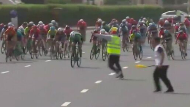 Il pericoloso arrivo della seconda tappa del Dubai Women's Tour.