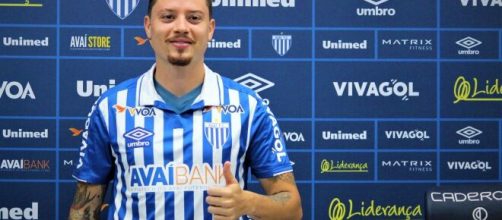 Meia-atacante Adryan em apresenta&ccedil;&atilde;o no Ava&iacute;. (Divulga&ccedil;&atilde;o/Ava&iacute;)