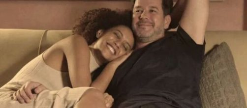 Vit&oacute;ria e Raul vivem clima de romance em 'Amor de M&atilde;e'. (Reprodu&ccedil;&atilde;o/TV Globo)