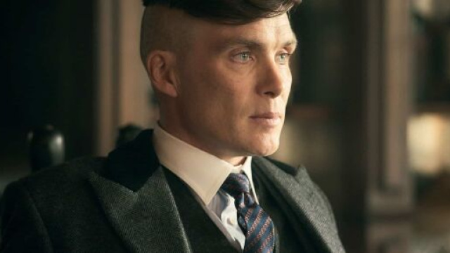 Il taglio di capelli di Thomas Shelby in Peaky Blinders.