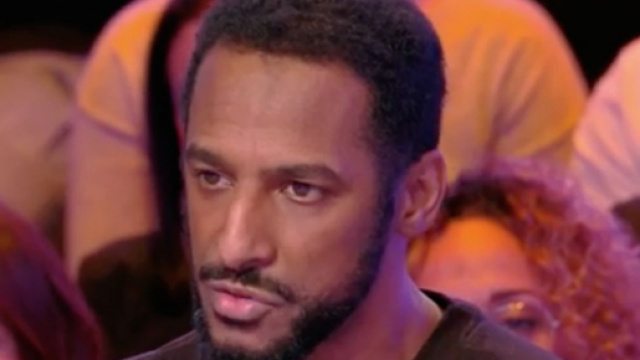 TPMP : Stomy Bugsy s'adresse &agrave; Macron pour qu'il rende hommage aux fusilleurs s&eacute;n&eacute;galais. Credit : C8 capture