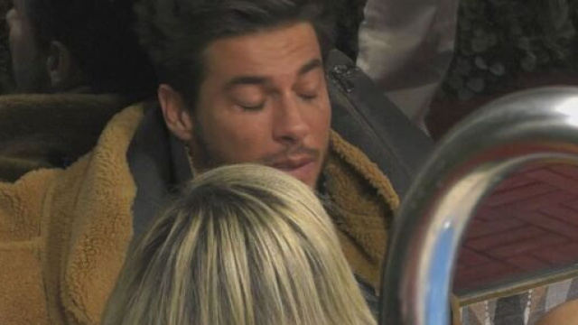 GF Vip, Andrea Denver in lacrime dopo lo scontro con Clizia per la nomination.