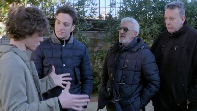 Un posto al sole, Vittorio, Patrizio, Raffaele e Guido discutono della cantina.