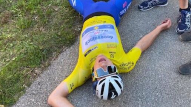 Remco Evenepoel esausto all'arrivo della quarta tappa della Volta Algarve