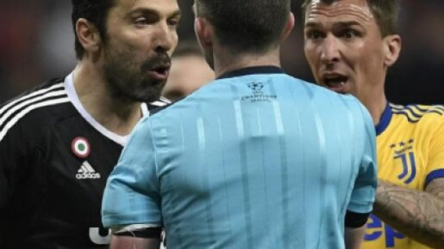 Michael Oliver, nella foto con Chiellini, Buffon e Mandzukic.