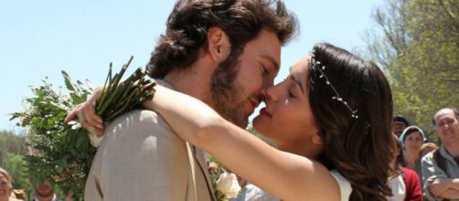 Megan Montaner y &Aacute;lex Gadea en un episodio de 'El secreto de Puente Viejo' (Antena 3)