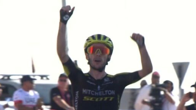 Adam Yates trionfa nella terza tappa dello UAE Tour.