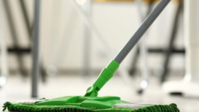 Dal 2020 stop appalti per le pulizie nelle scuole.