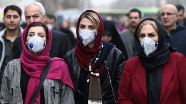 Donne iraniane con dispositivi di protezione dal coronavirus