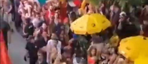 Ap&oacute;s tiroteio, DJ Diplo foi retirado &agrave;s pressas de bloco. (Reprodu&ccedil;&atilde;o)