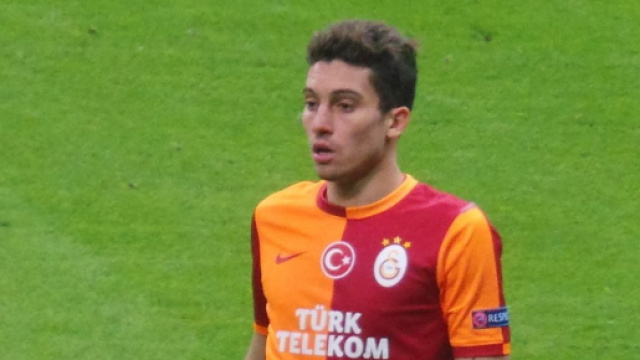 Alex Telles, nella foto con la maglia del Galatasaray.