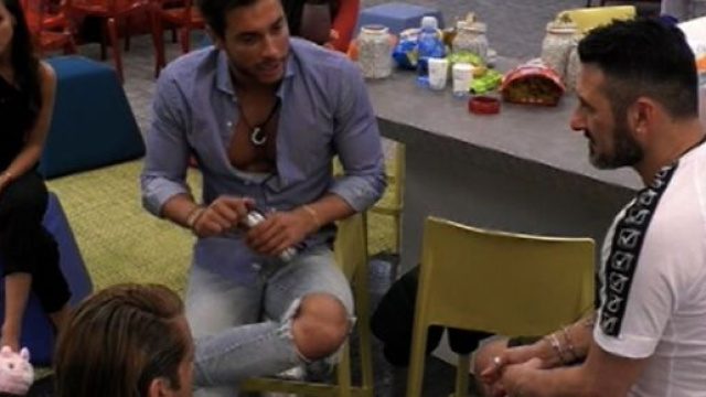GF Vip, Sossio rischia la squalifica per aver raccontato cosa sta accadendo fuori dalla casa.